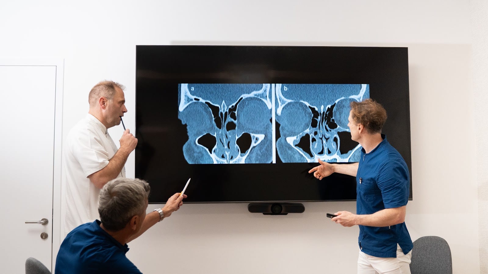 Specialista ocenjujeta slikovno diagnostiko na zaslonu
